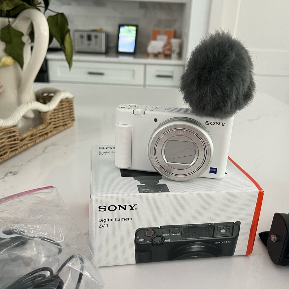 Sony White Digital Camera for Vlogging 

*USED ONLY TWICE! 
*FINAL SALE